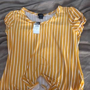 Front tie strip shirt